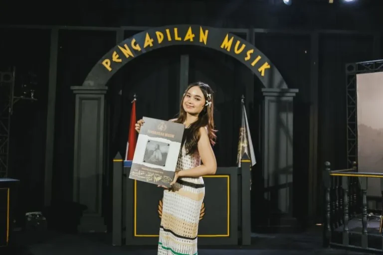 Penyanyi Chyntia Gabriella saat DCDC Pengadilan Musik. (ANTARA/ DCDC Pengadilan Musik)