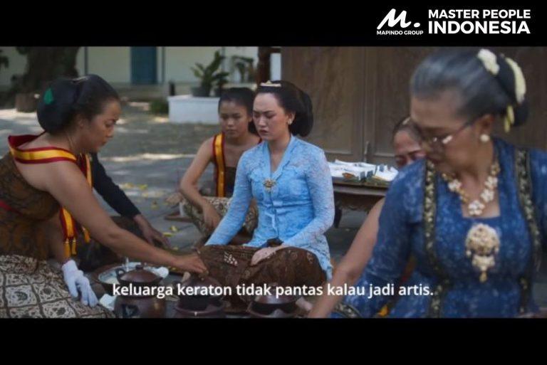 "Ambyar Mak Byar" adalah film terbaru karya Puguh P.S. Admaja yang tayang mulai 9 Januari 2025. Mengangkat kisah cinta beda kelas sosial, film ini menyuguhkan budaya Jawa Tengah, musik pop Jawa, dan tradisi keraton. Jangan lewatkan kisah romantis penuh makna ini di bioskop!