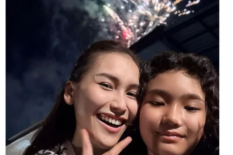 Ayu Ting Ting bersama anak perempuan Bilqis Khumaira Razak saat merayakan tahun baru 2025 (Instagram @ayutingting)