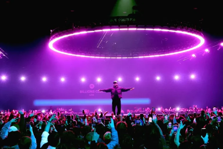 Film bertajuk "Billions Club Live with The Weeknd: A Concert Film" menampilkan konser The Weeknd di Los Angeles, Amerika Serikat, pada 12 Desember 2024. (ANTARA/HO-Spotify)