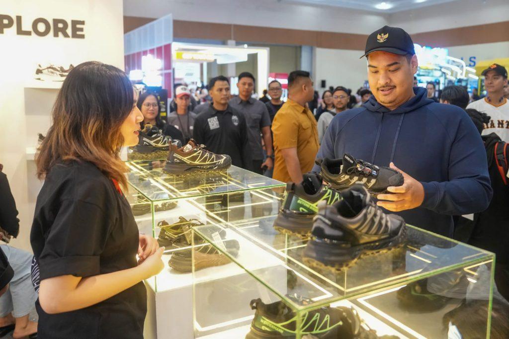 4183Kunjungi-Jakarta-Sneaker-Day--Menpora-Dito-Apresiasi-Inaspro-Sport-Complex-Kembangkan-Industri-Olahraga-Lokal (1)